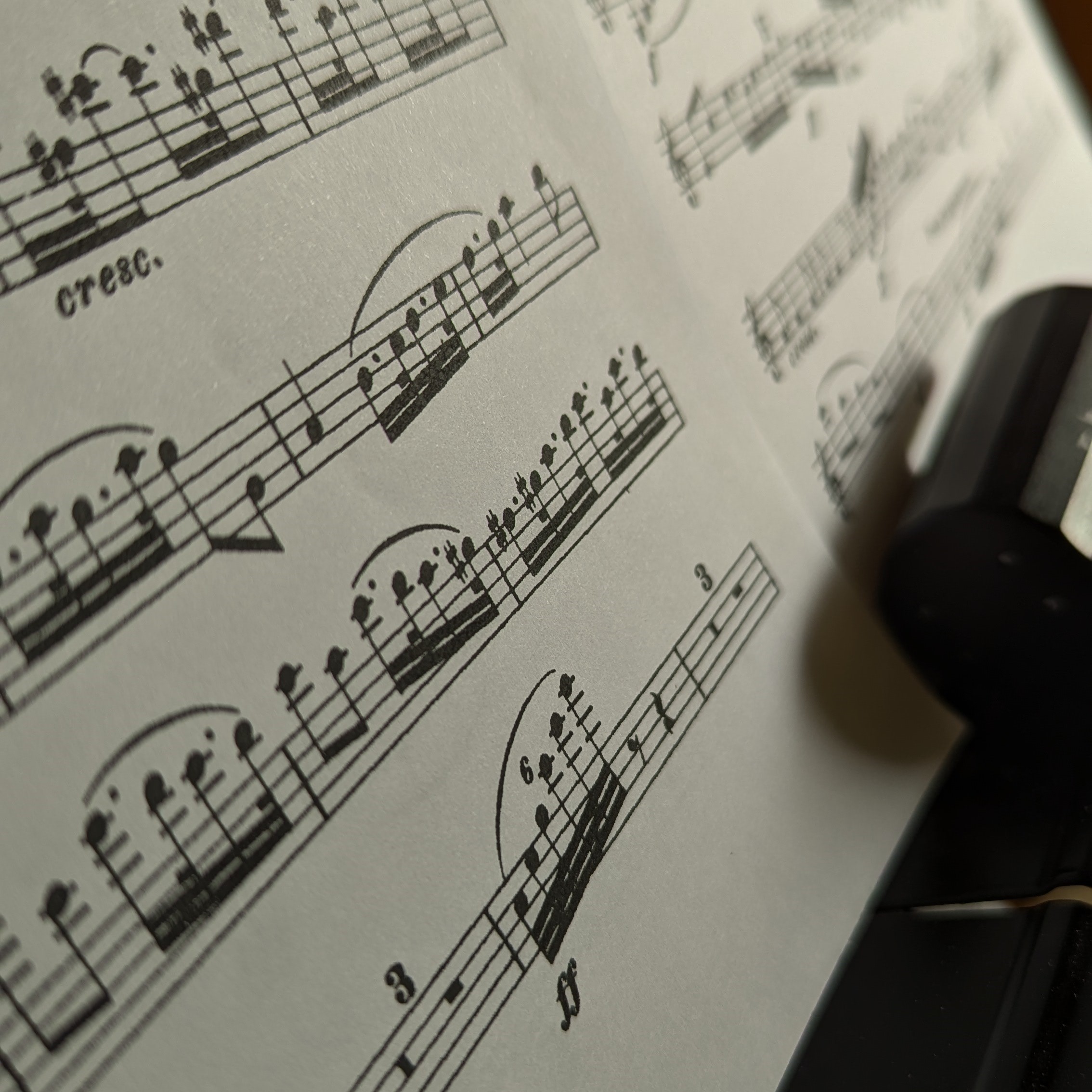 Notenständer mit Noten